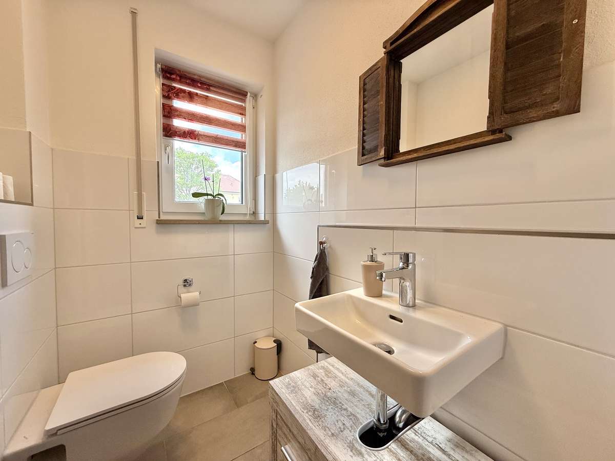 NEUWERTIGE  4-Zi.-Wohnung in Hettenshausen mit sonnige Südterrasse
