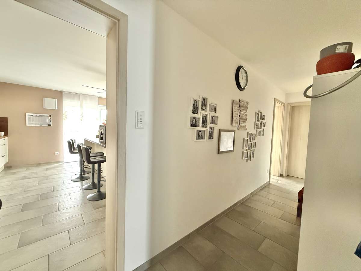 NEUWERTIGE  4-Zi.-Wohnung in Hettenshausen mit sonnige Südterrasse