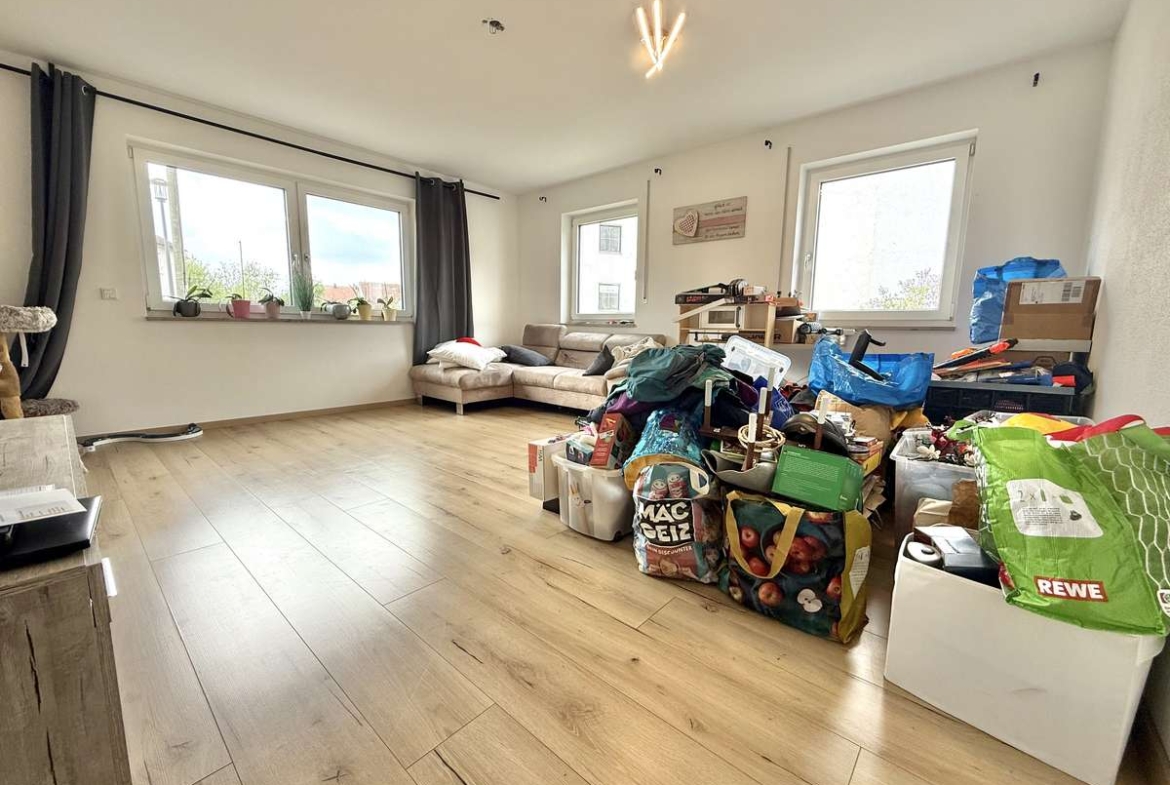 NEUWERTIGE  4-Zi.-Wohnung in Hettenshausen mit sonnige Südterrasse