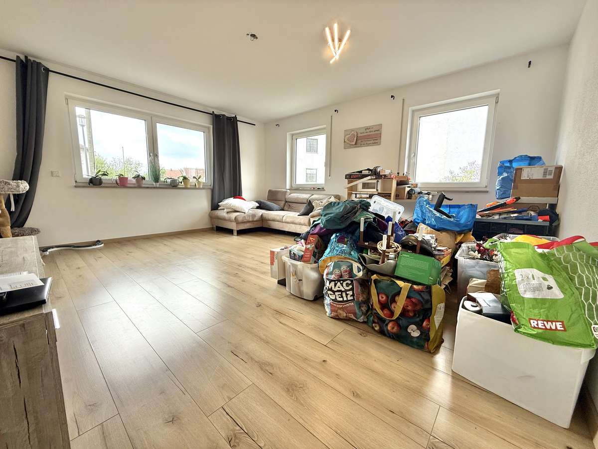 NEUWERTIGE  4-Zi.-Wohnung in Hettenshausen mit sonnige Südterrasse