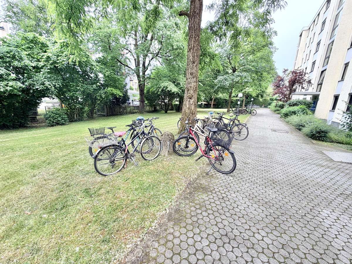 AB SOFORT FREI !! Sonnige 2 Zi.-Whg mit großem Süd-Balkon in Alt-Moosach