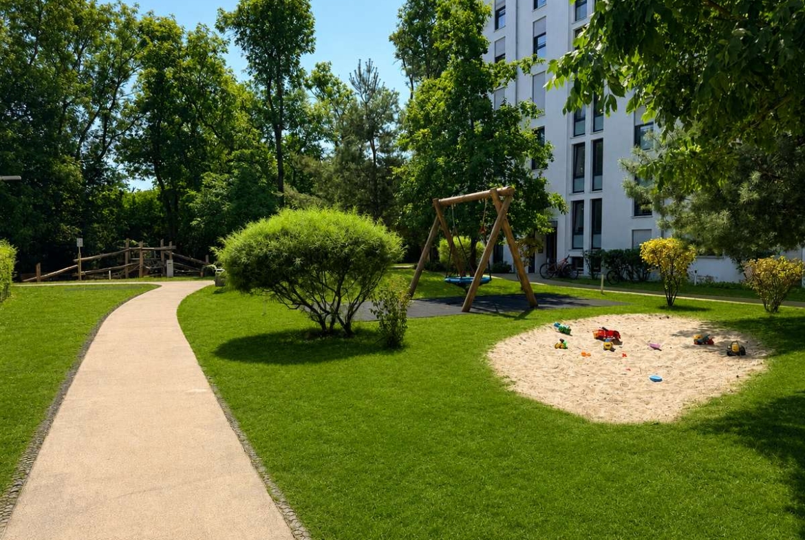 Modernes Wohnglück für die ganze Familie – Neuwertige 4-Zi.-GARTENwhg. mit zwei Bädern & TG