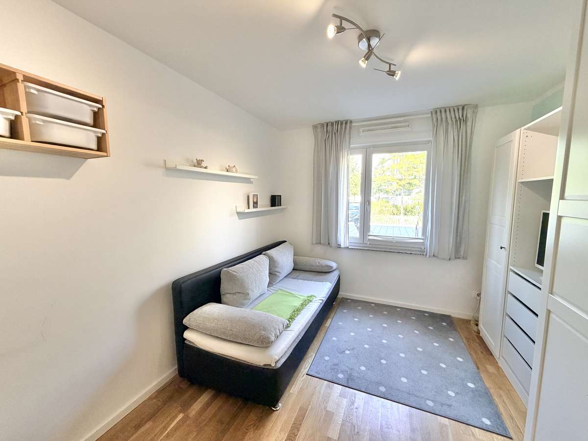 Modernes Wohnglück für die ganze Familie – Neuwertige 4-Zi.-GARTENwhg. mit zwei Bädern & TG