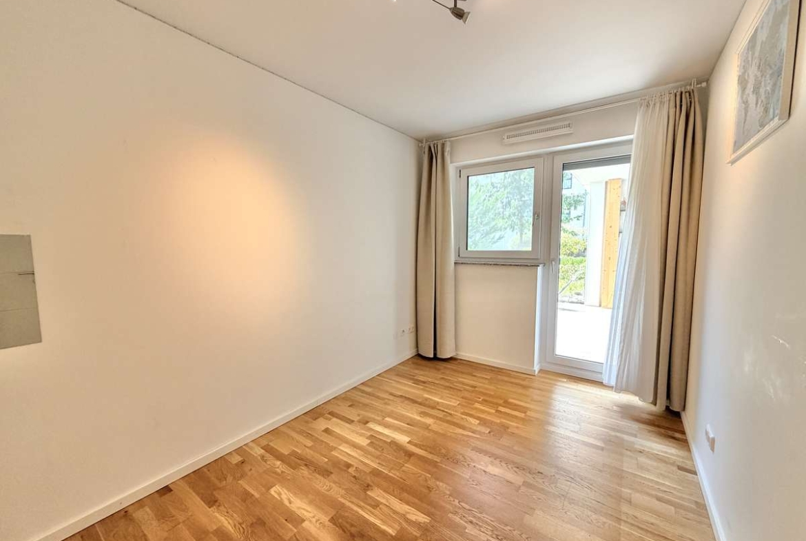 Modernes Wohnglück für die ganze Familie – Neuwertige 4-Zi.-GARTENwhg. mit zwei Bädern & TG