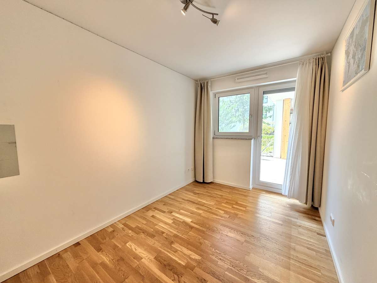 Modernes Wohnglück für die ganze Familie – Neuwertige 4-Zi.-GARTENwhg. mit zwei Bädern & TG