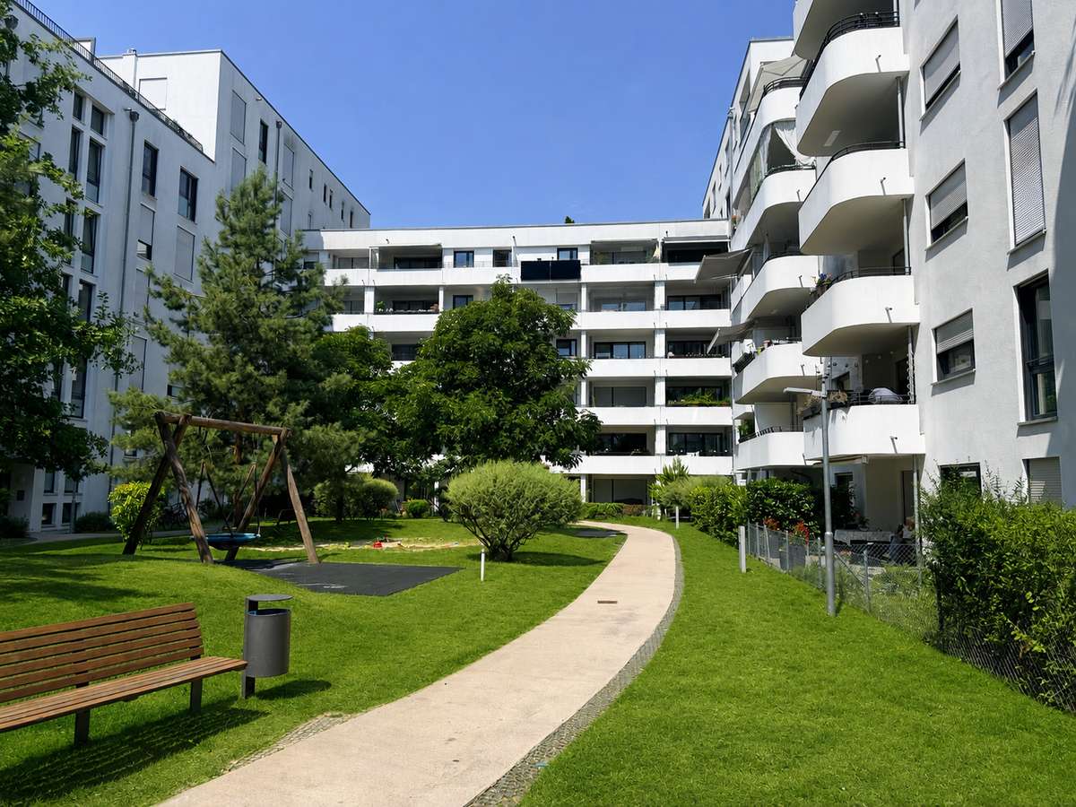 Modernes Wohnglück für die ganze Familie – Neuwertige 4-Zi.-GARTENwhg. mit zwei Bädern & TG