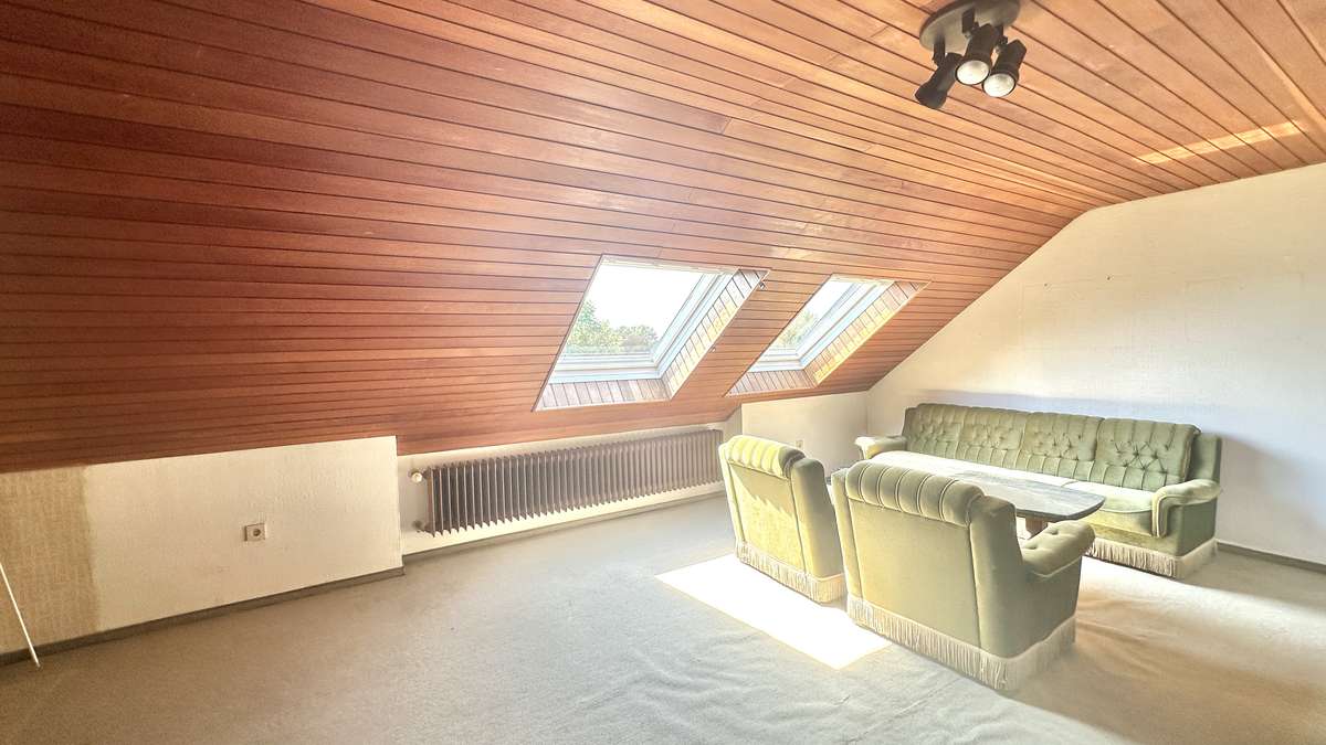 großes Dachstudio Familien aufgepasst ! RMH direkt am Valentinspark – mit viel Potenzial für ihr Traumzuhause