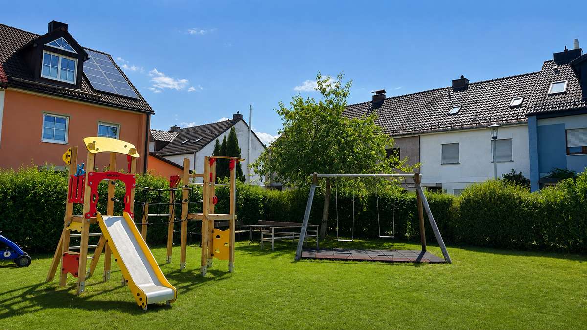 NEU renovierter Spielplatz Familien aufgepasst ! RMH direkt am Valentinspark – mit viel Potenzial für ihr Traumzuhause