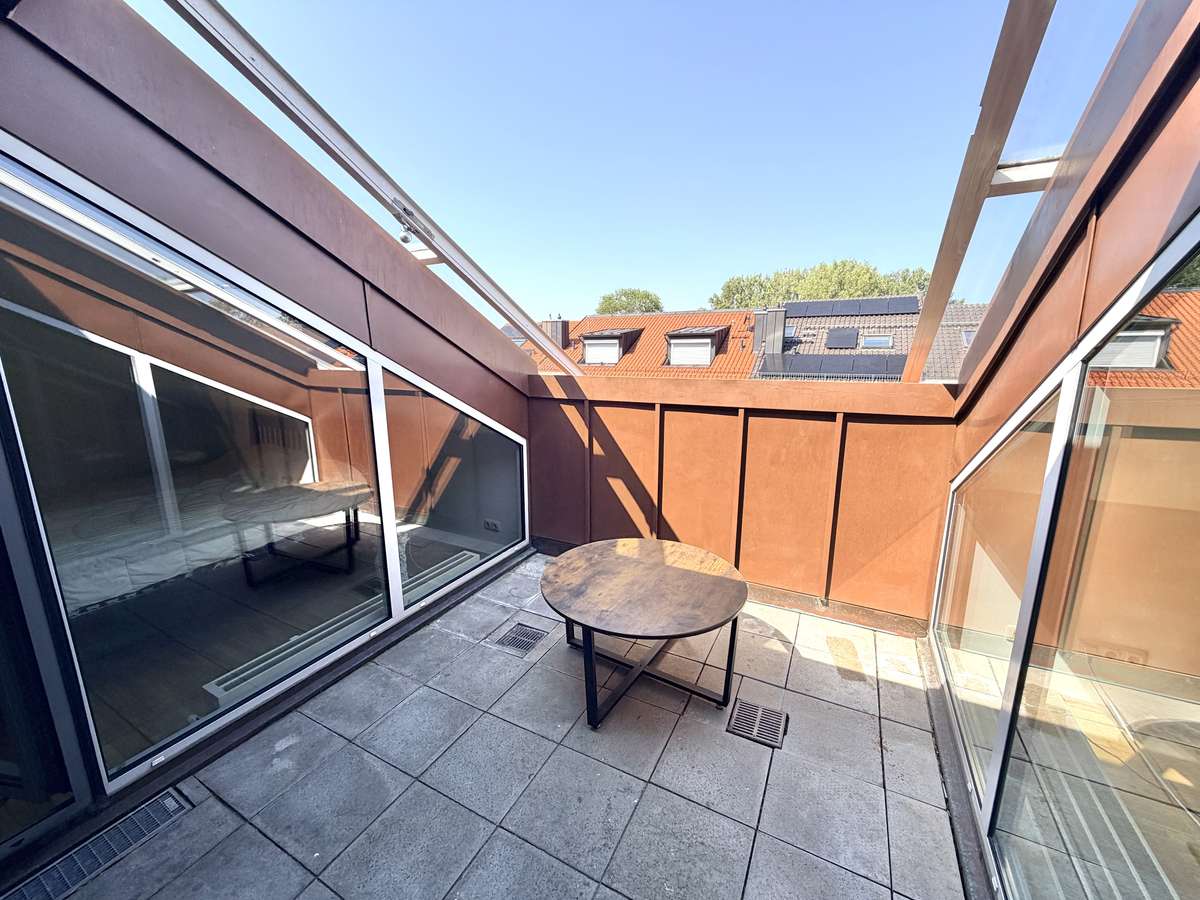Dachterrasse (Wintergarten) Traumhafte Dachterrasse mit Wintergarten-Funktion – 2-Zi.-Whg mit besonderem Wohngefühl