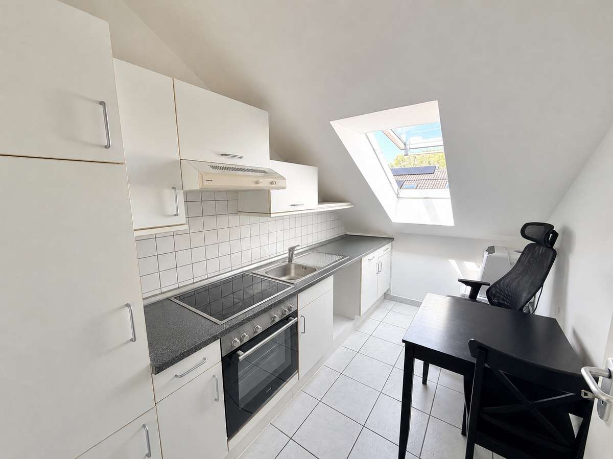 Küche mit EBK Traumhafte Dachterrasse mit Wintergarten-Funktion – 2-Zi.-Whg mit besonderem Wohngefühl