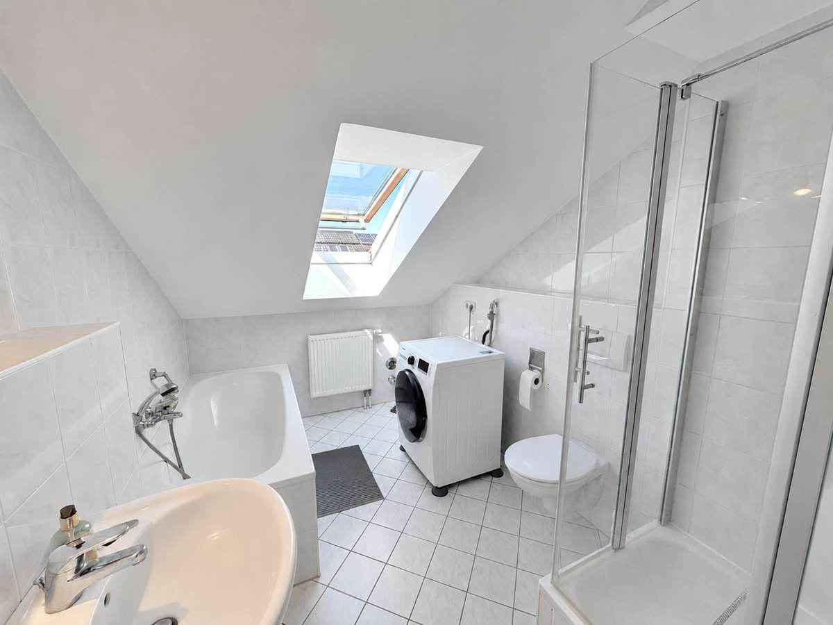 Badezimmer Traumhafte Dachterrasse mit Wintergarten-Funktion – 2-Zi.-Whg mit besonderem Wohngefühl