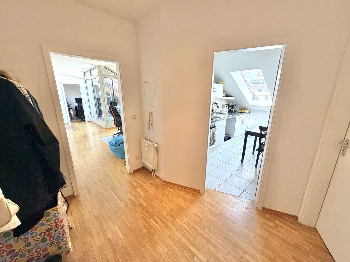 Flur Traumhafte Dachterrasse mit Wintergarten-Funktion – 2-Zi.-Whg mit besonderem Wohngefühl