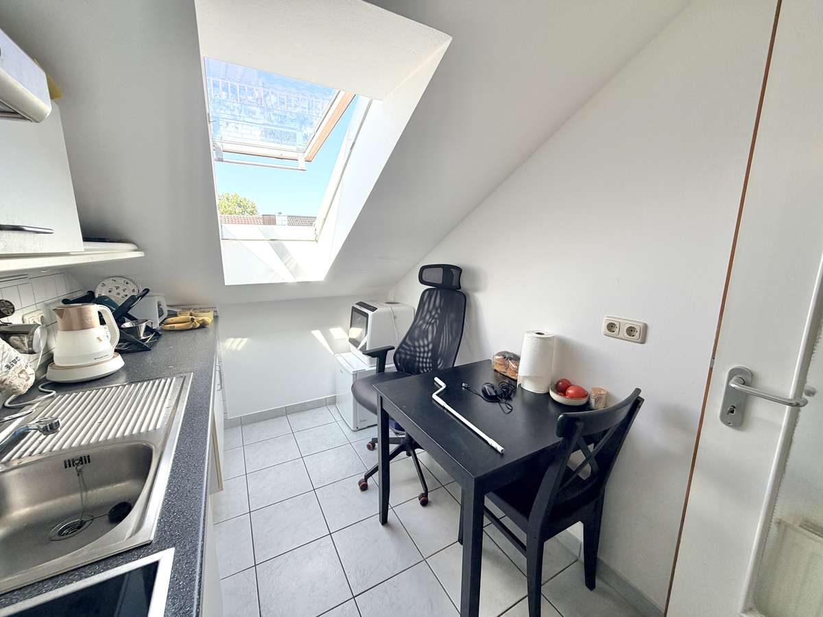Küche mit EBK Traumhafte Dachterrasse mit Wintergarten-Funktion – 2-Zi.-Whg mit besonderem Wohngefühl