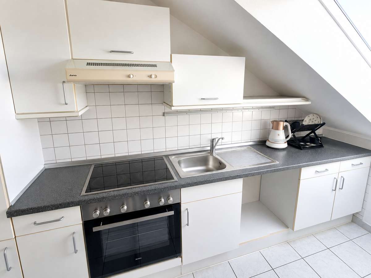 Küche mit EBK Traumhafte Dachterrasse mit Wintergarten-Funktion – 2-Zi.-Whg mit besonderem Wohngefühl