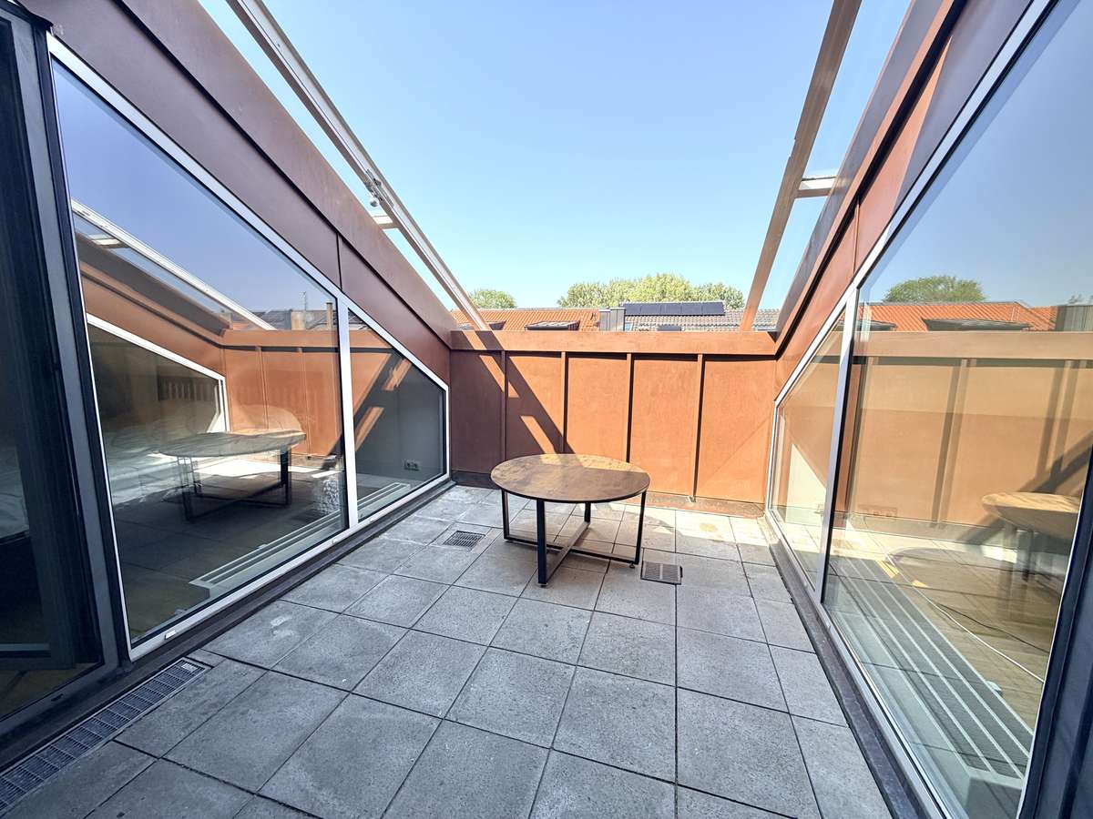 Dachterrasse (verschli. Dach) Traumhafte Dachterrasse mit Wintergarten-Funktion – 2-Zi.-Whg mit besonderem Wohngefühl