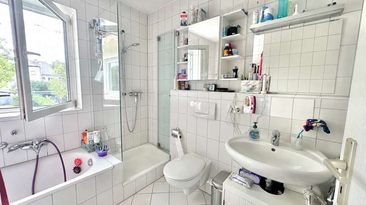 Badezimmer Großzügige 4-Zi. Whg. mit zwei Balkonen in ruhiger Lage von Harlaching