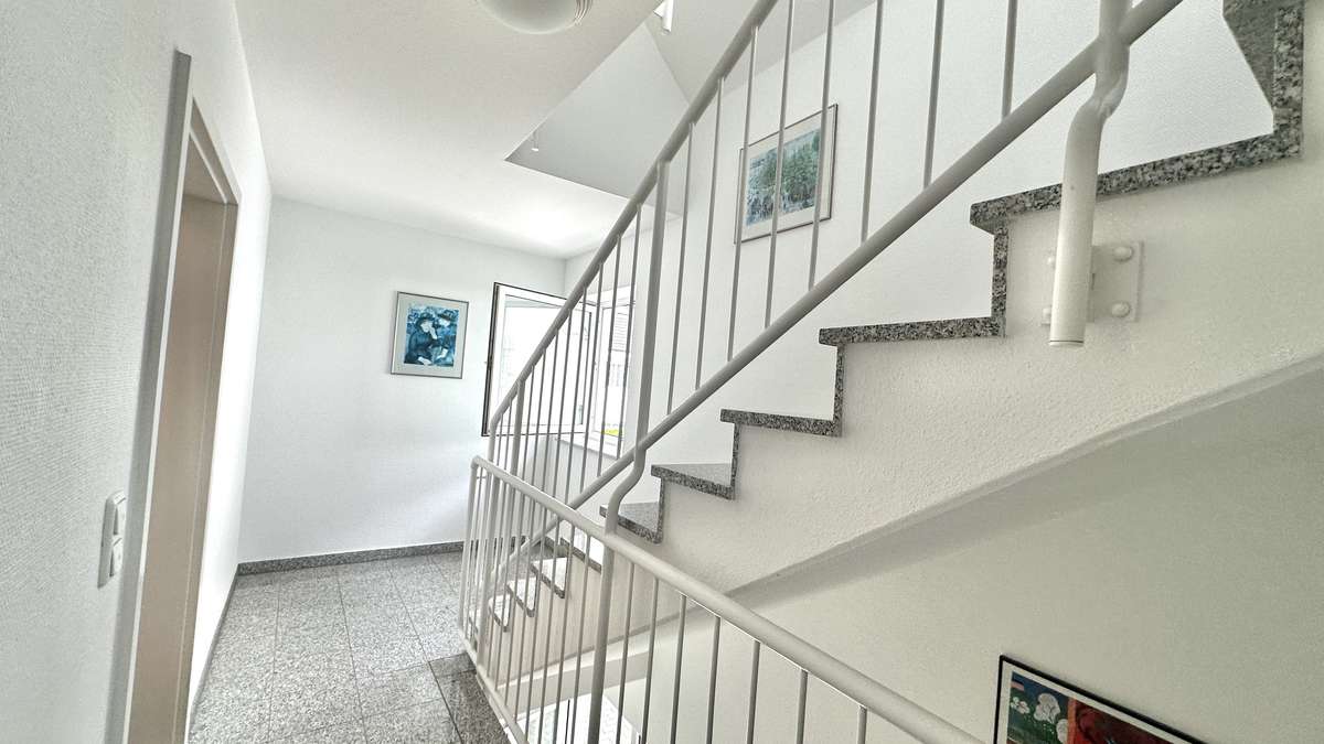 Treppenhaus Großzügige 4-Zi. Whg. mit zwei Balkonen in ruhiger Lage von Harlaching