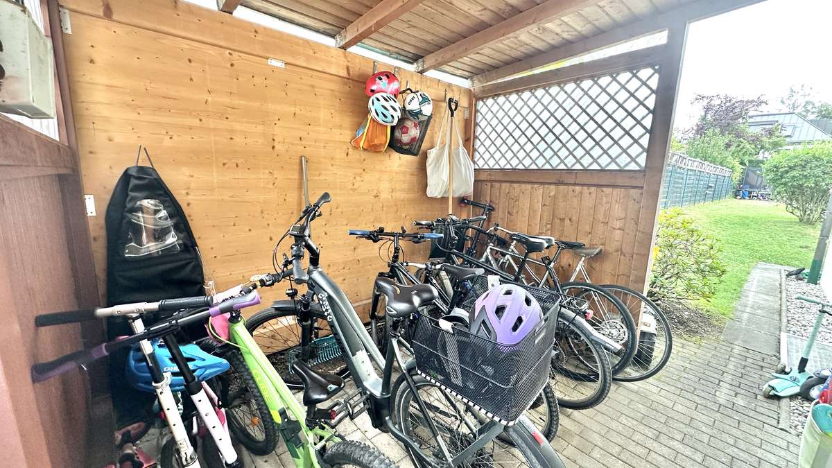 Fahrradabstellplatz Großzügige 4-Zi. Whg. mit zwei Balkonen in ruhiger Lage von Harlaching