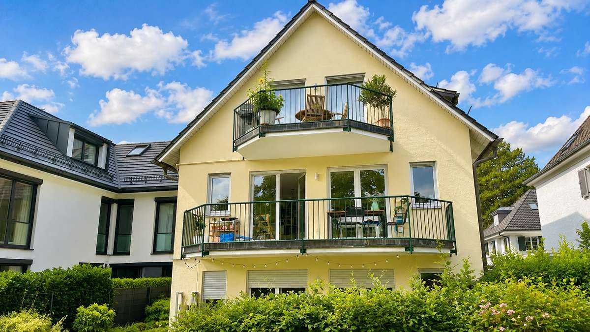 Hausansicht Großzügige 4-Zi. Whg. mit zwei Balkonen in ruhiger Lage von Harlaching
