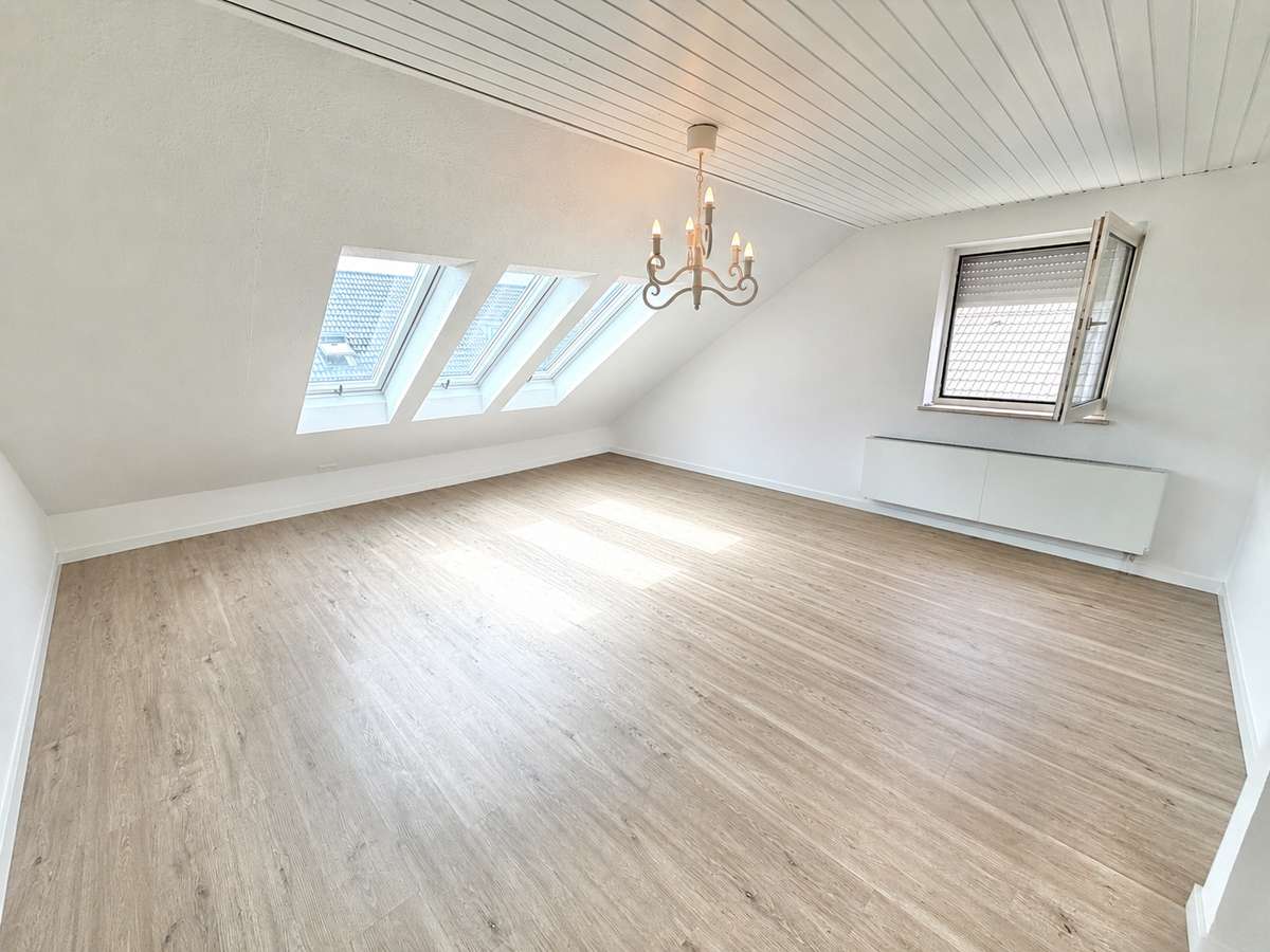 Wohnzimmer Sonnige 2-Zi. Dachgeschosswhg mit tollem Panoramafenster und EBK in USH/S1
