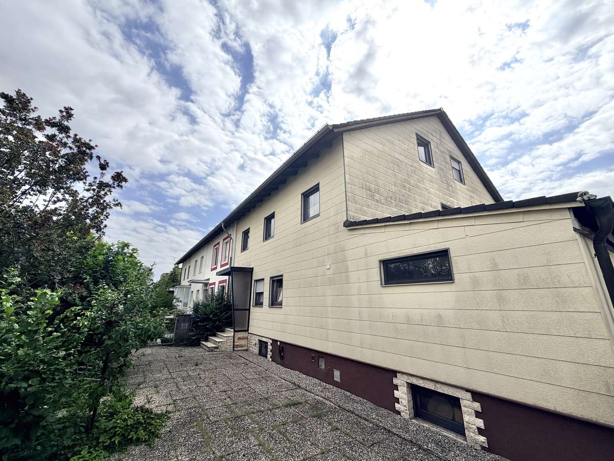 Hausansicht Sonnige 2-Zi. Dachgeschosswhg mit tollem Panoramafenster und EBK in USH/S1