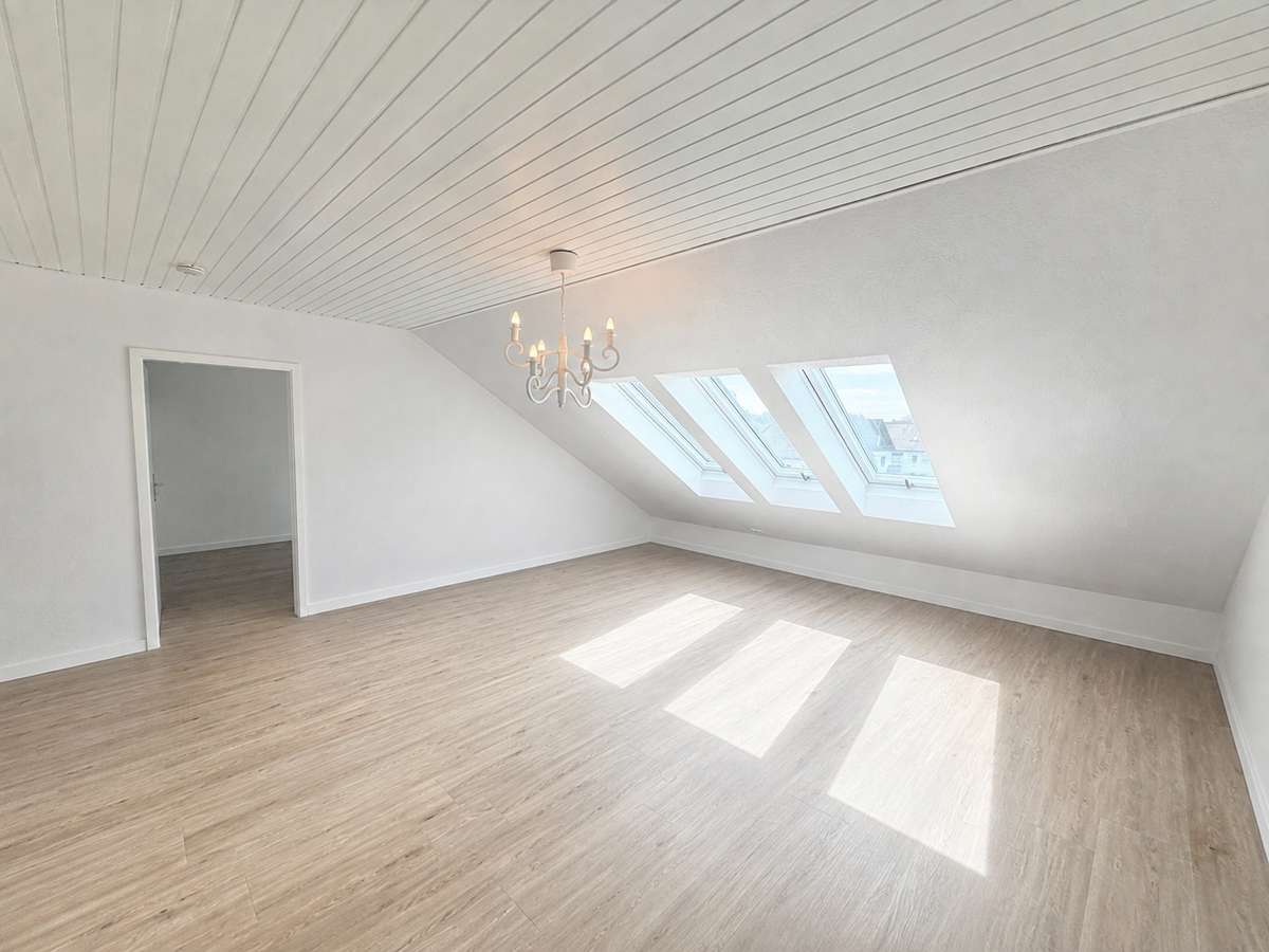 Wohnzimmer Sonnige 2-Zi. Dachgeschosswhg mit tollem Panoramafenster und EBK in USH/S1