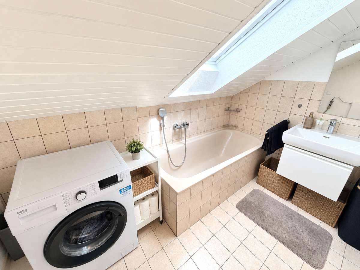 Badezimmer Sonnige 2-Zi. Dachgeschosswhg mit tollem Panoramafenster und EBK in USH/S1
