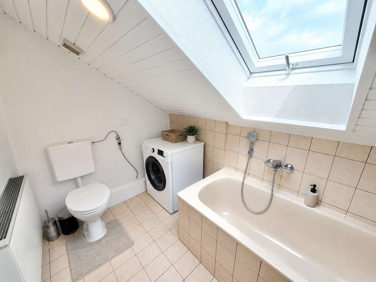 Badezimmer Sonnige 2-Zi. Dachgeschosswhg mit tollem Panoramafenster und EBK in USH/S1