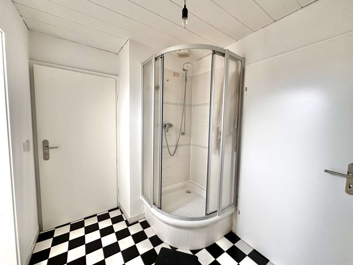 Dusche im Flur Sonnige 2-Zi. Dachgeschosswhg mit tollem Panoramafenster und EBK in USH/S1