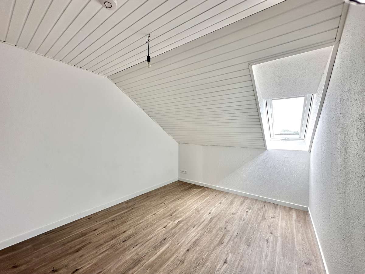 Schlafzimmer Sonnige 2-Zi. Dachgeschosswhg mit tollem Panoramafenster und EBK in USH/S1