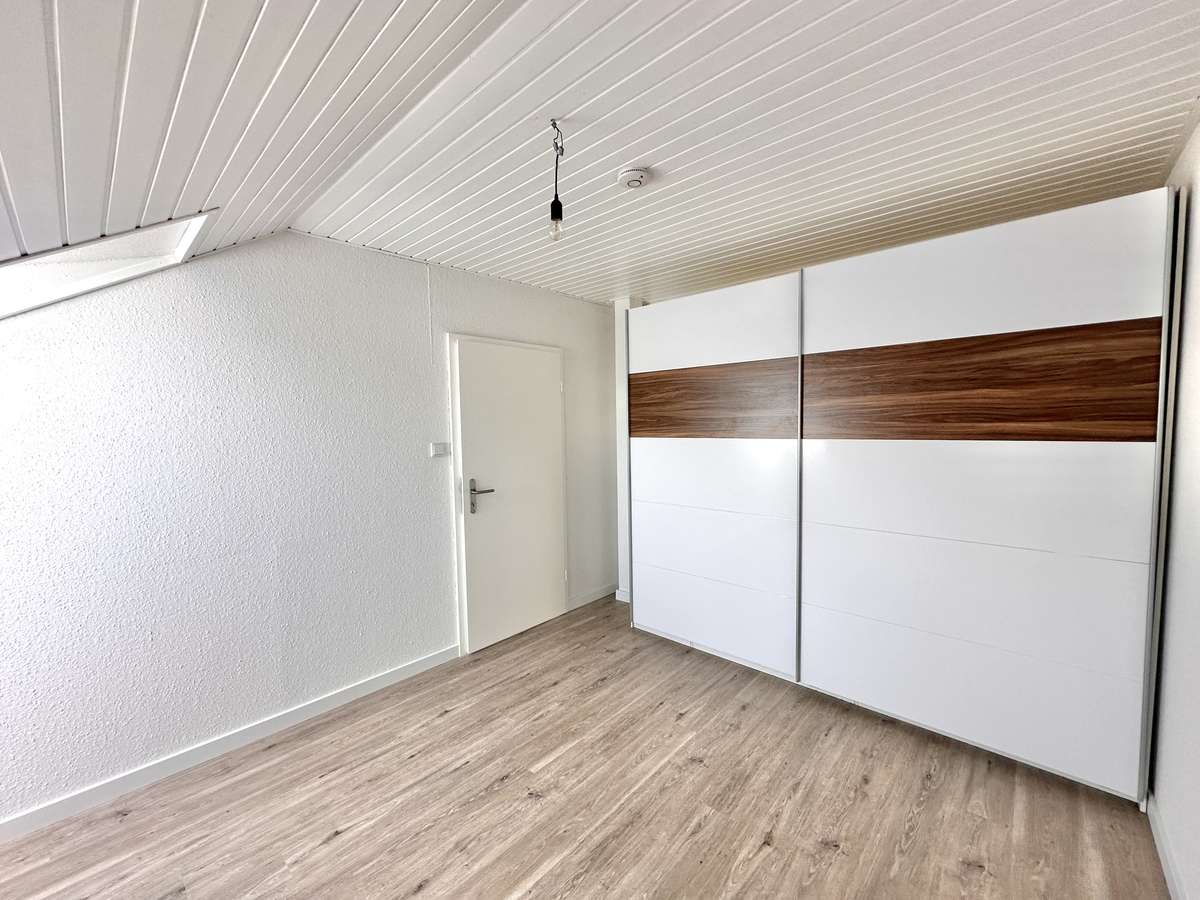 Schlafzimmer Sonnige 2-Zi. Dachgeschosswhg mit tollem Panoramafenster und EBK in USH/S1