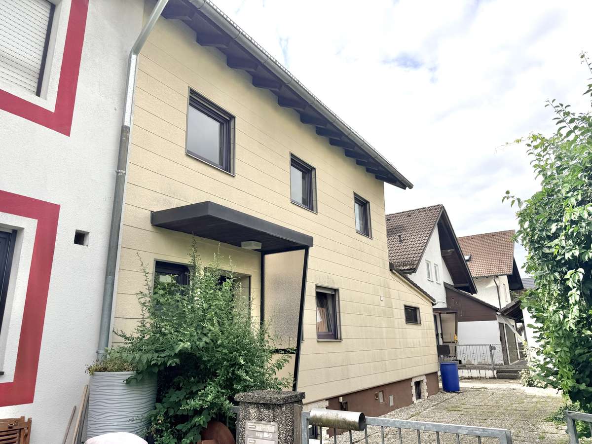 Hausansicht Sonnige 2-Zi. Dachgeschosswhg mit tollem Panoramafenster und EBK in USH/S1