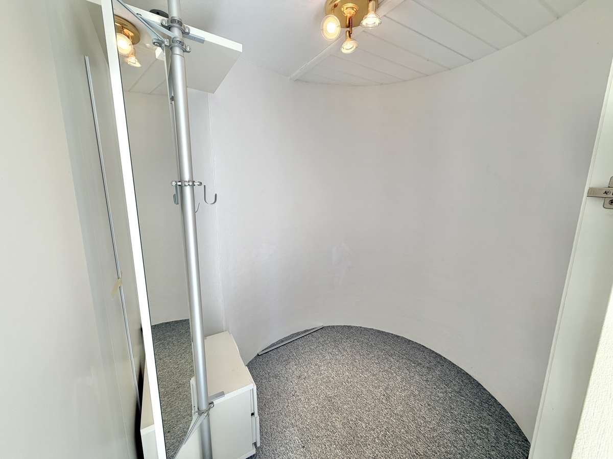 Abstellkammer/Garderobe Luxuriöse 3-Zi.-Familienwhg. in ruhiger grüner Lage mit großer Südterrasse in Unterschleißheim
