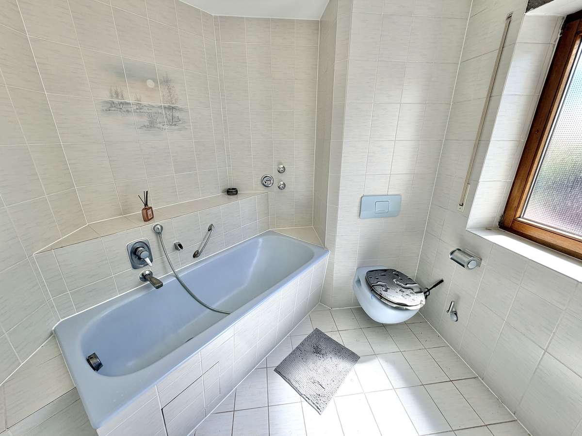 Badezimmer 2 Luxuriöse 3-Zi.-Familienwhg. in ruhiger grüner Lage mit großer Südterrasse in Unterschleißheim