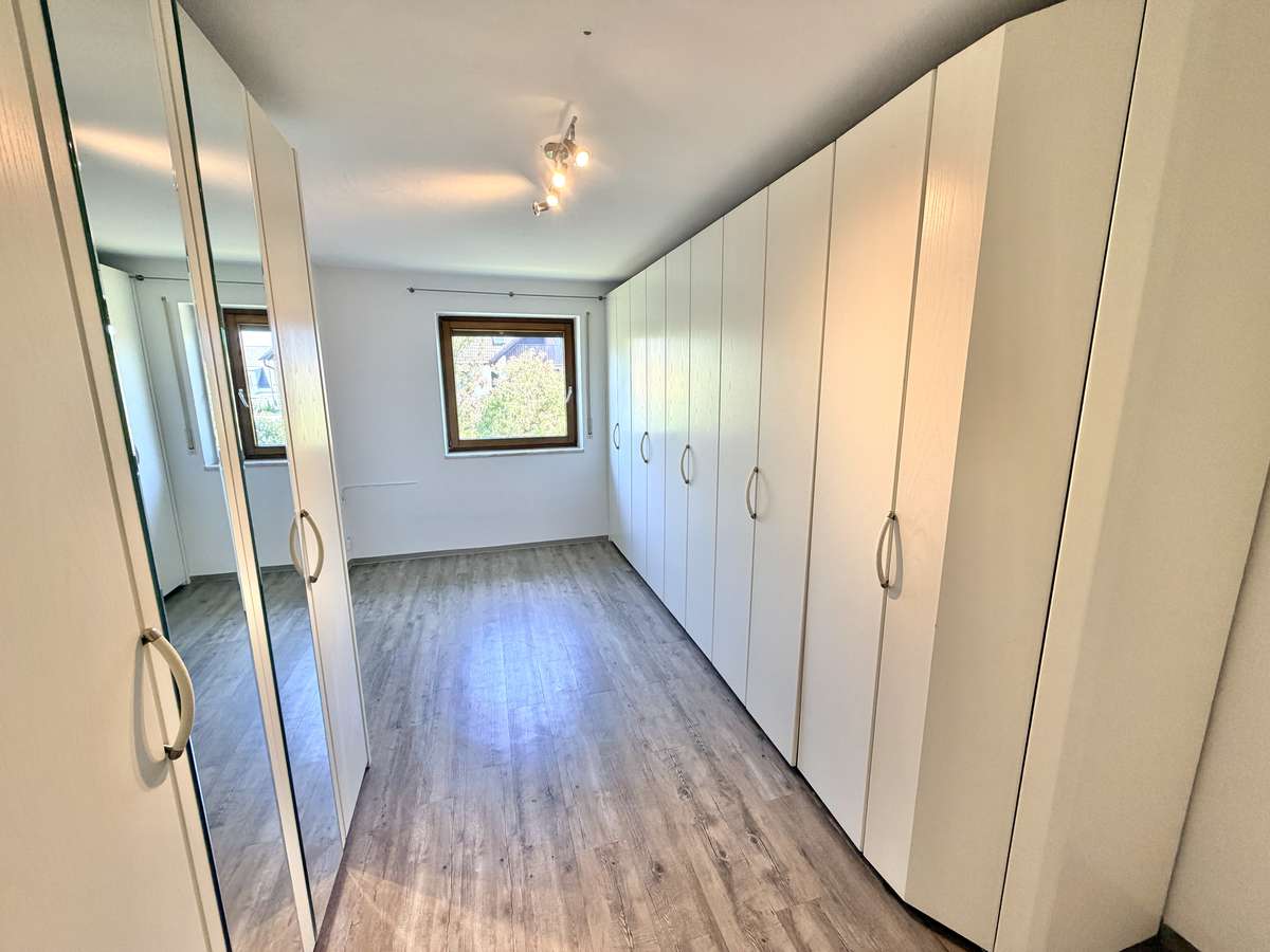 Ankleidezimmer Luxuriöse 3-Zi.-Familienwhg. in ruhiger grüner Lage mit großer Südterrasse in Unterschleißheim