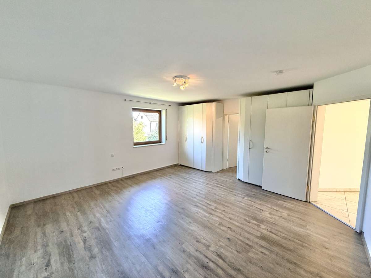 Schlafzimmer Luxuriöse 3-Zi.-Familienwhg. in ruhiger grüner Lage mit großer Südterrasse in Unterschleißheim