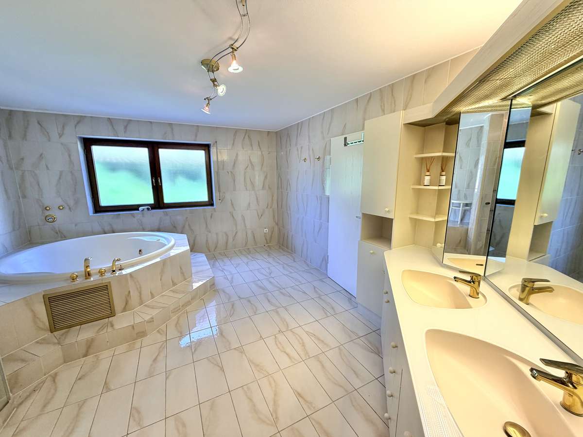 Badezimmer 1 Luxuriöse 3-Zi.-Familienwhg. in ruhiger grüner Lage mit großer Südterrasse in Unterschleißheim