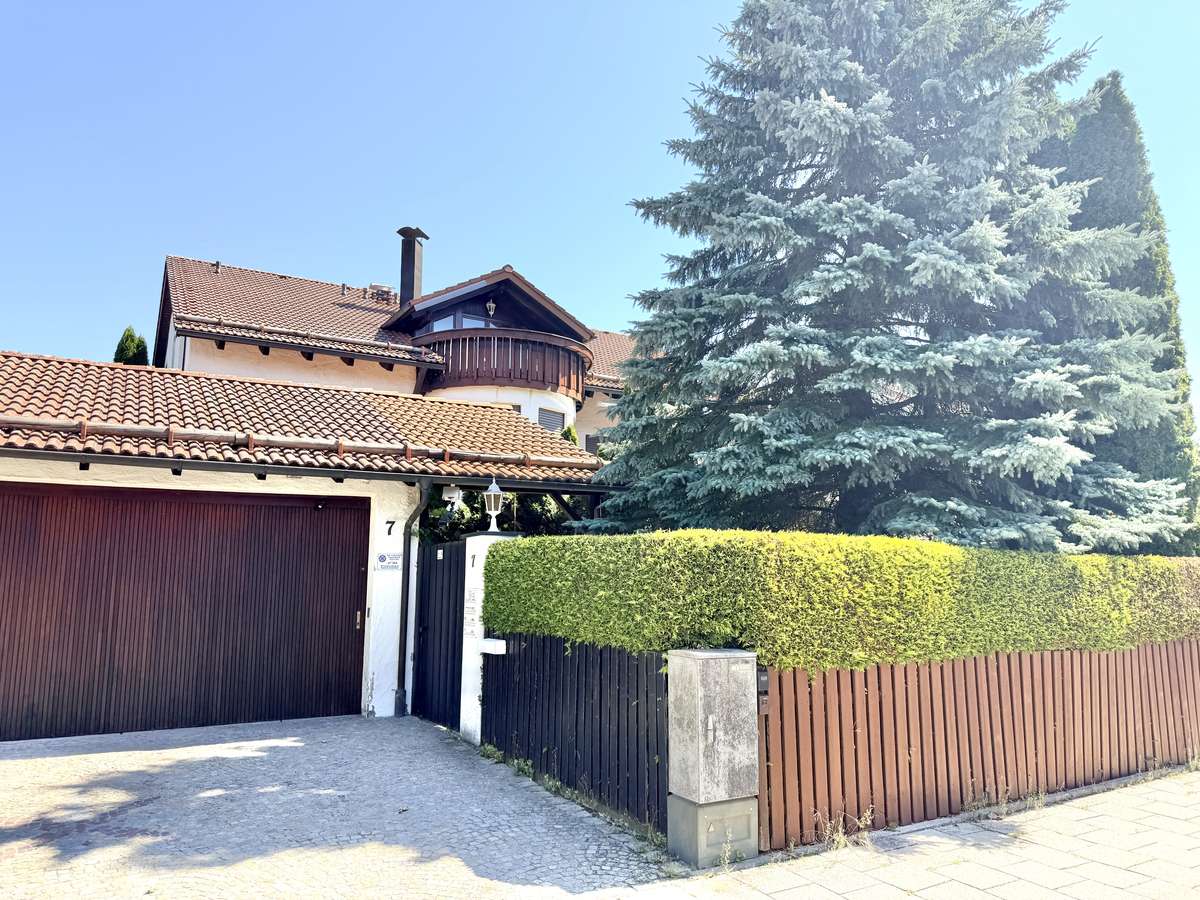 Hausansicht Luxuriöse 3-Zi.-Familienwhg. in ruhiger grüner Lage mit großer Südterrasse in Unterschleißheim