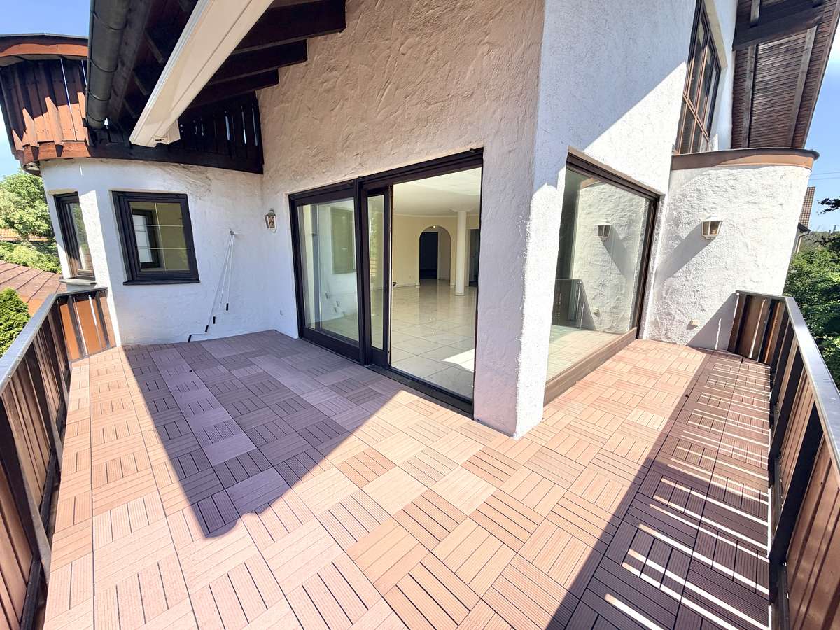 Balkon Luxuriöse 3-Zi.-Familienwhg. in ruhiger grüner Lage mit großer Südterrasse in Unterschleißheim