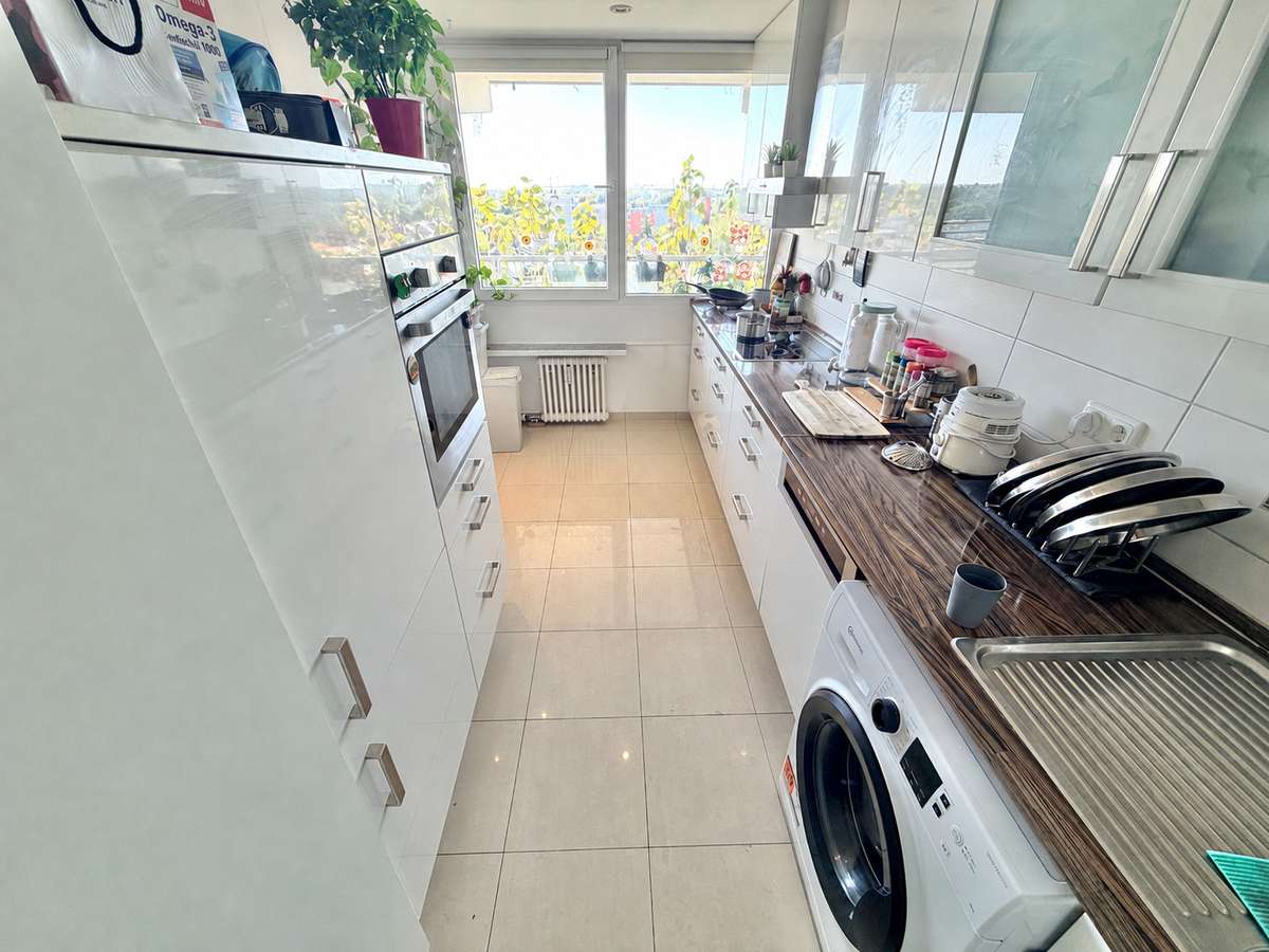 Küche inkl. EBK Exklusive 3-Zi. Whg mit großem SÜDBALKON und POOL in USH