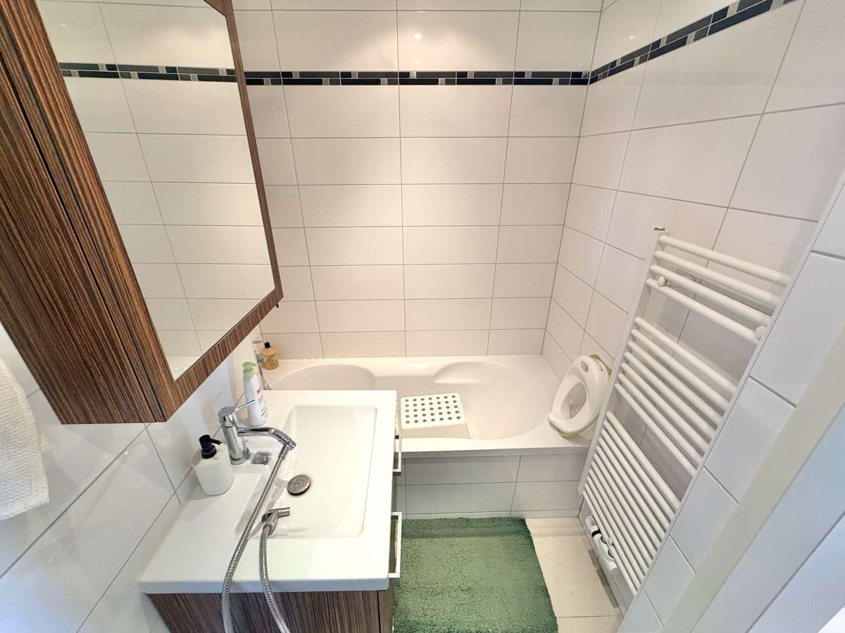 Badezimmer Exklusive 3-Zi. Whg mit großem SÜDBALKON und POOL in USH