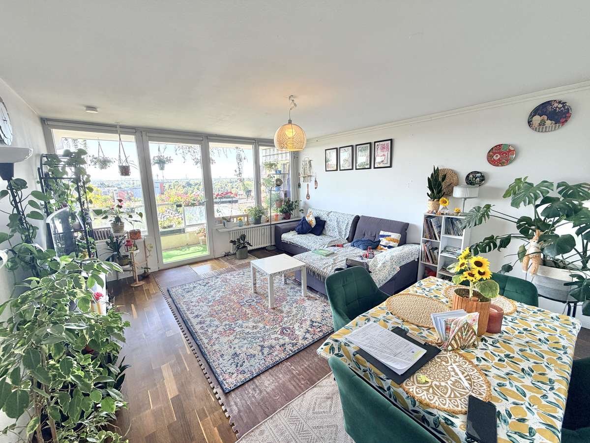 Wohnzimmer Exklusive 3-Zi. Whg mit großem SÜDBALKON und POOL in USH