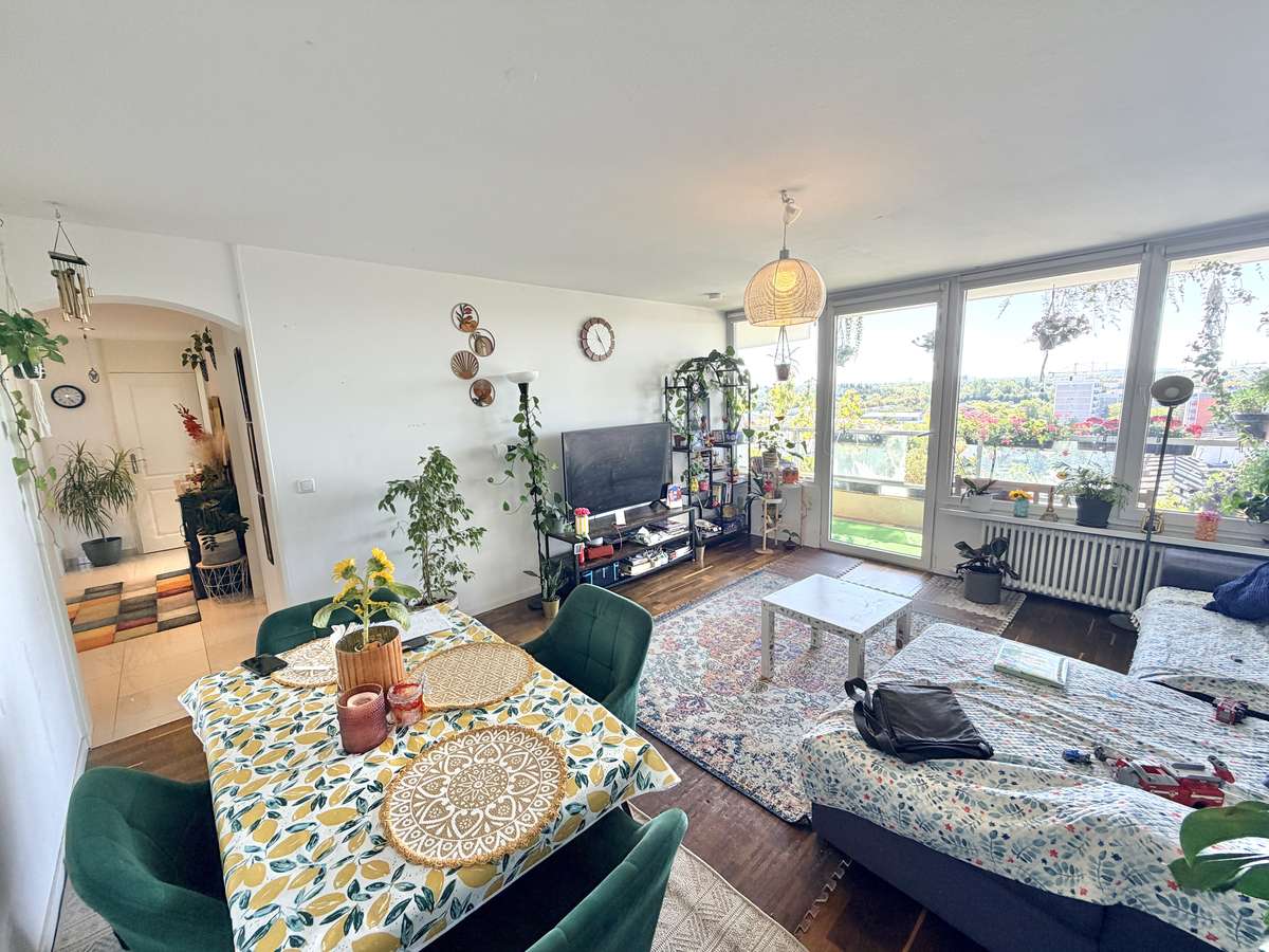 Wohnzimmer Exklusive 3-Zi. Whg mit großem SÜDBALKON und POOL in USH