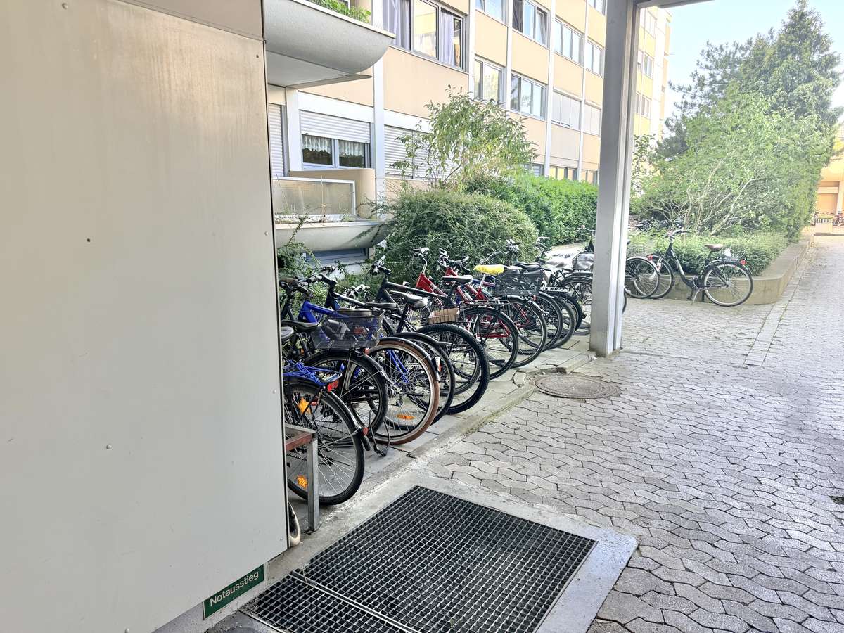 Fahrradabstellplatz Exklusive 3-Zi. Whg mit großem SÜDBALKON und POOL in USH