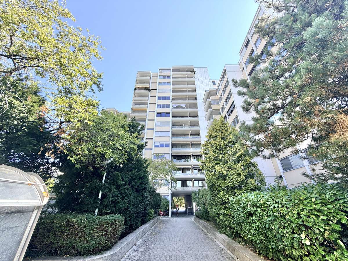 Hausansicht Exklusive 3-Zi. Whg mit großem SÜDBALKON und POOL in USH