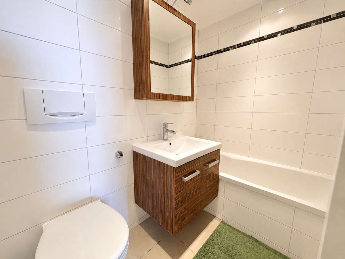 Badezimmer Exklusive 3-Zi. Whg mit großem SÜDBALKON und POOL in USH