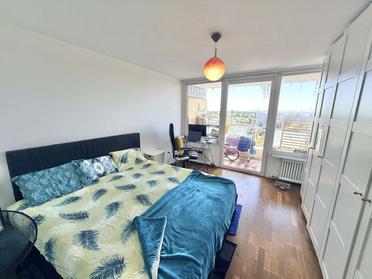 Schlafzimmer mit Balkon Exklusive 3-Zi. Whg mit großem SÜDBALKON und POOL in USH