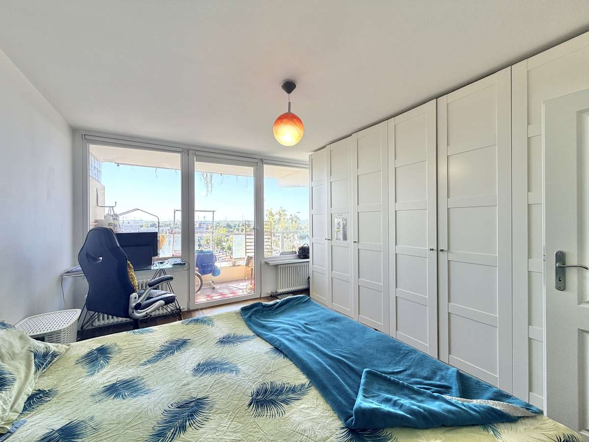 Schlafzimmer mit Balkon Exklusive 3-Zi. Whg mit großem SÜDBALKON und POOL in USH