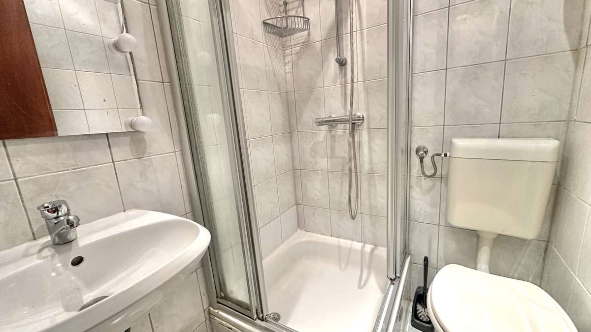 Badezimmer Zentral wohnen, ruhig schlafen – 45m² im Rückgebäude in der Isarvorstadt
