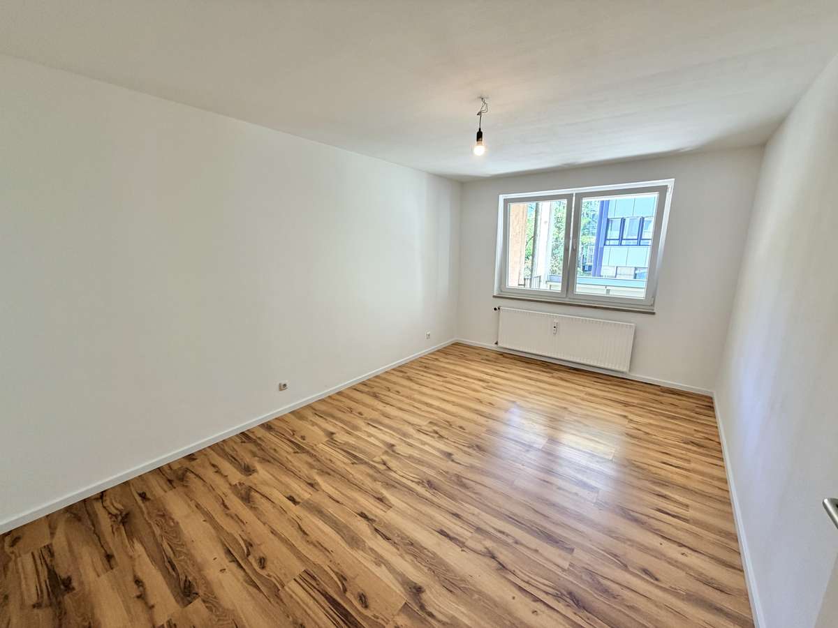 Schlafzimmer „Einziehen & wohlfühlen“ TOP renovierte 2-Zi. Whg mit West-Blk & TG/Nh. S1
